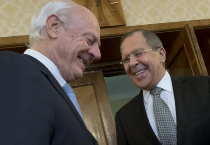El ministro de Relaciones Exteriores de Rusia Sergy Lavrov conversa con representantes sirios. FOTO/AP