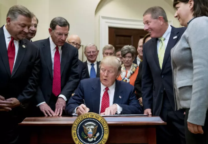 El presidente Donald Trump firmó un nuevo decreto el lunes.
