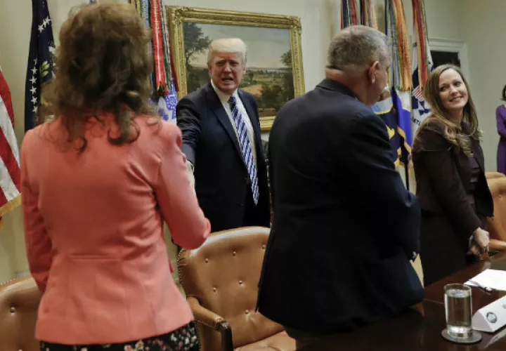 El presidente Donald Trump se reunió con personas perjudicadas por el Obamacare. FOTO/AP