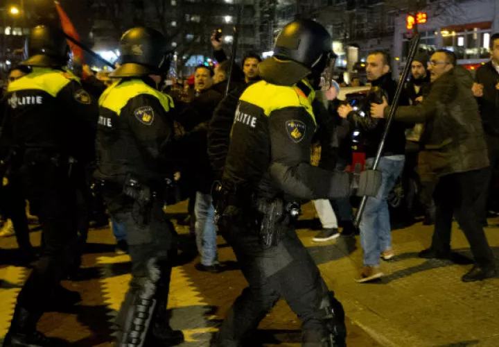 Ciudadanos turcos protestan ante la embajada de su país en Rotterdam. FOTO/AP