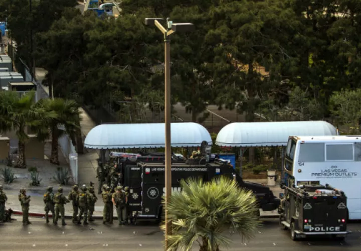 La policía y equipo especializado buscaban posibles víctimas. FOTO/AP