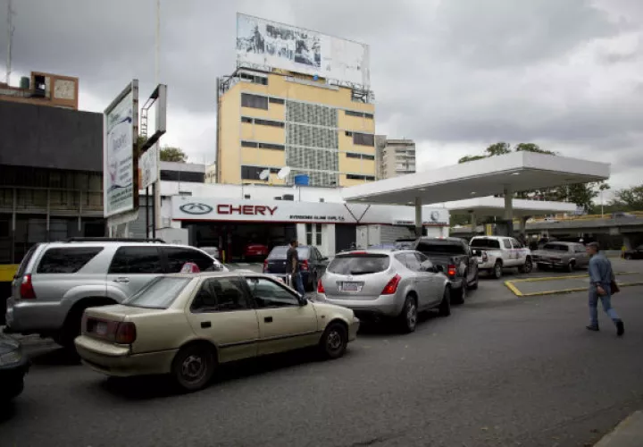 Las personas pasan largas horas en las filas para conseguir combustible. FOTO/AP