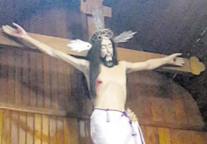 La imagen del Sepulcro es colocada  cada año en la entrada del templo