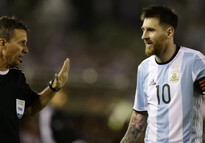 Lionel Messi insultó al juez de línea Emerson Augusto. /Foto EFE