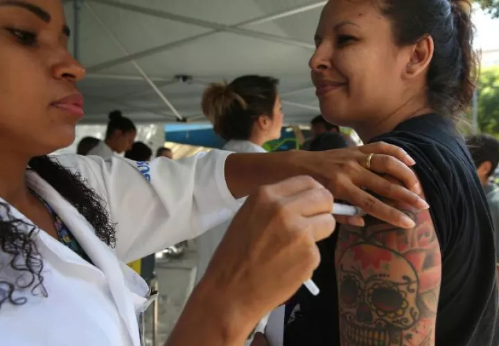 Una mujer recibe una vacuna contra la fiebre amarilla en el puesto de salud en Copacabana. /Foto EFE