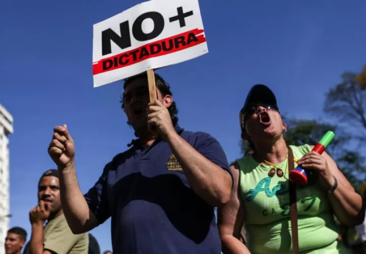 Opositores al gobierno de Nicolás Maduro se manifiestan en rechazo a la decisión del Tribunal Supremo de asumir las competencias del Parlamento. /Foto EFE