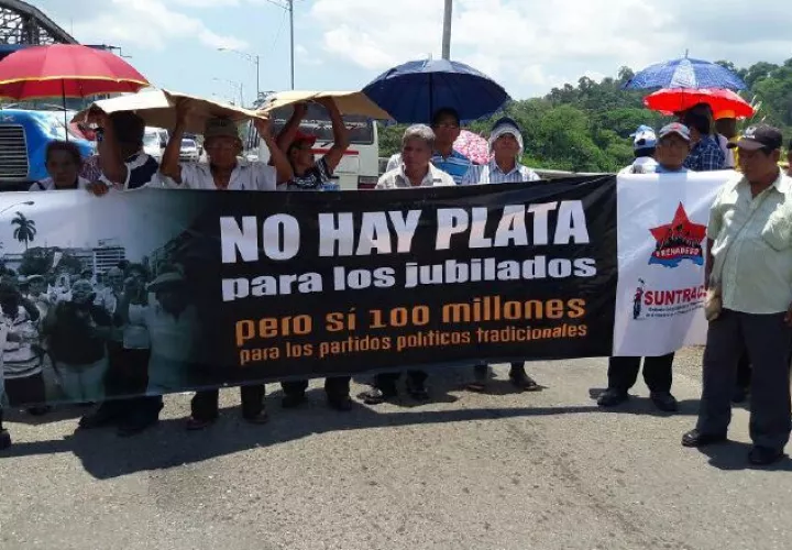 Con pancarta en mano impidieron el tránsito vehicular por el puente sobre  el río Changuinola. /Foto Leonardo Machuca G.