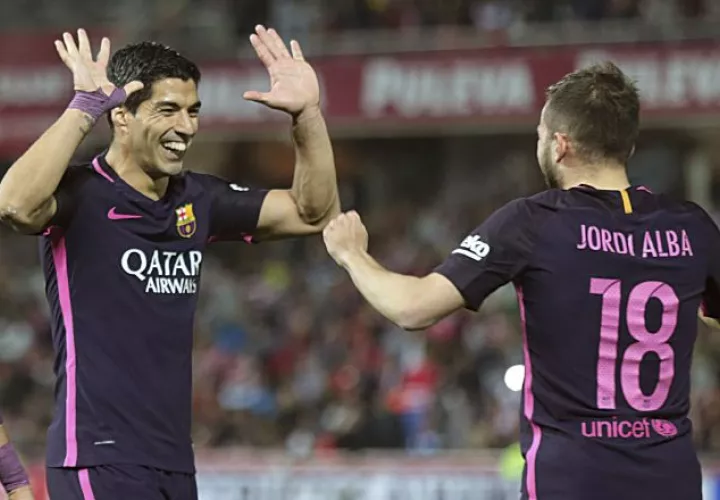 Luis Suárez (Izq.) marcó su gol número 22 goles en la Liga. 