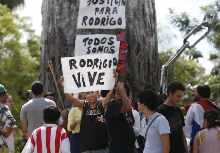 Un grupo de personas piden justicia para Rodrigo Quintana. /Foto AP