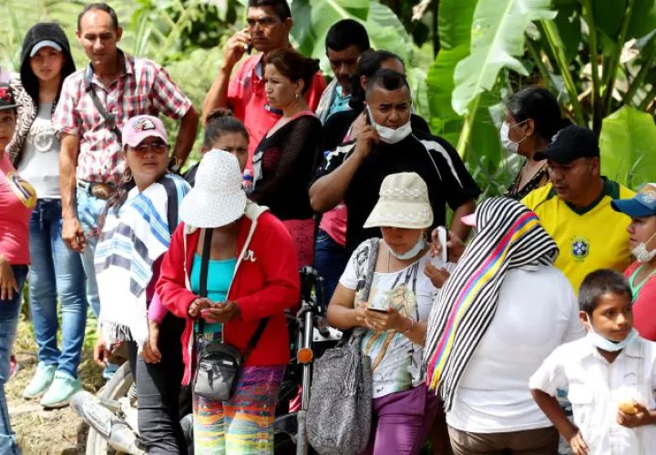 Un grupo de personas espera para reconocer los cuerpos de sus familiares. /Foto EFE