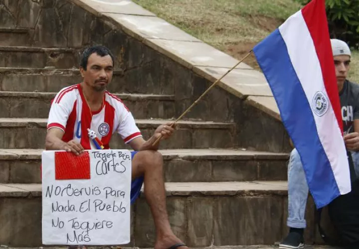 Activista en la Plaza de Armas frente a la sede del Congreso. /Foto EFE