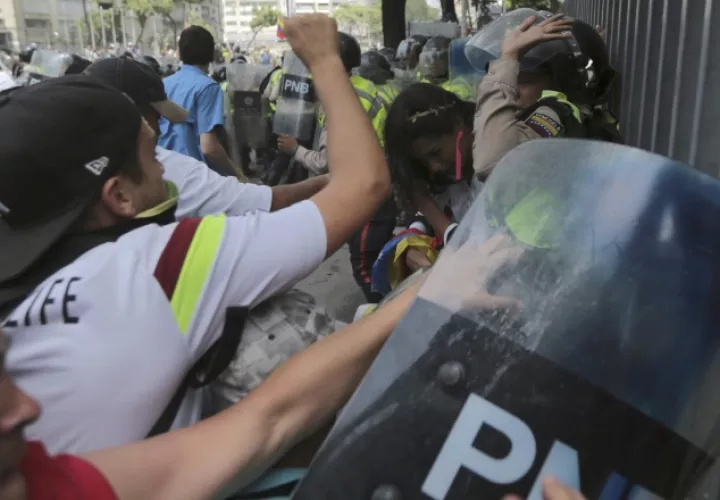 Los manifestantes lucharon con los agentes del orden público, para llegar al Tribunal Supremo. /Foto AP