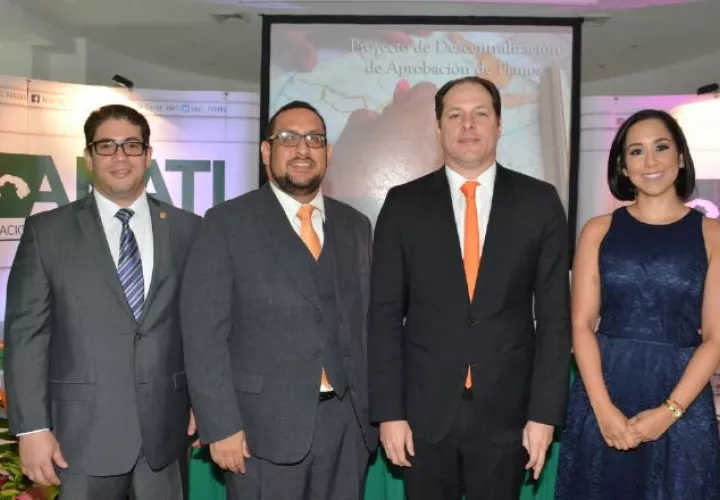 1. Adolfo Noiran (secretario general), Rainier Del Rosario Franco (subadministrador), Carlos E. González (administrador general de Anati) y Alejandra Duclias (dir. Nac. de Mensura Catastral).