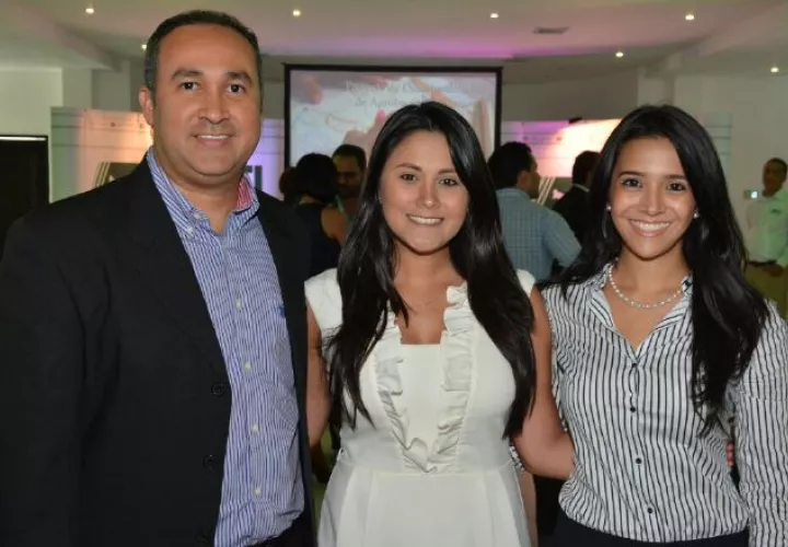 4. Erick Lamboglia, Diana Gálvez y Lorena Polo.