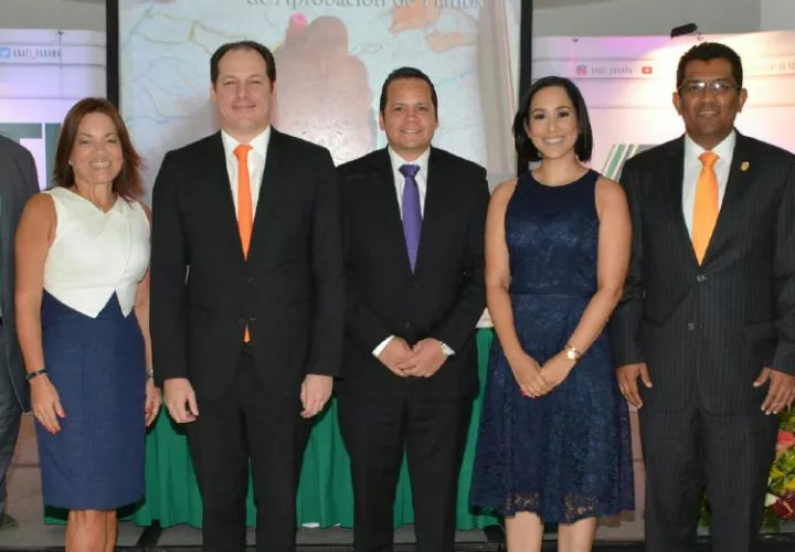 5. Jennifer Champsaur, Carlos González, Efraín Medina, Alejandra Duclias y Emilio Sempris.