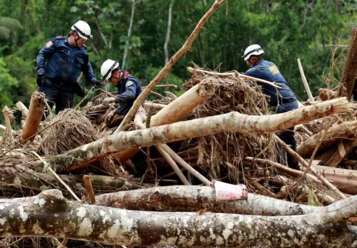 Bomberos siguen en los operativos de búsqueda y rescate en Mocoa. /Foto EFE