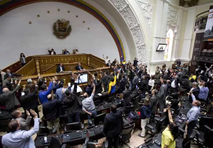 Momento de la votación de los parlamentarios en la Asamblea Nacional de Venezuela. /Foto AP