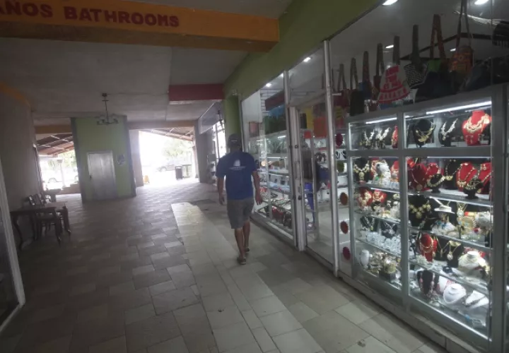 La mayoría de los comercios abren sus puertas después de las 2:00 p.m., ya que no hay suficiente clientela. /Foto Roberto Barrios