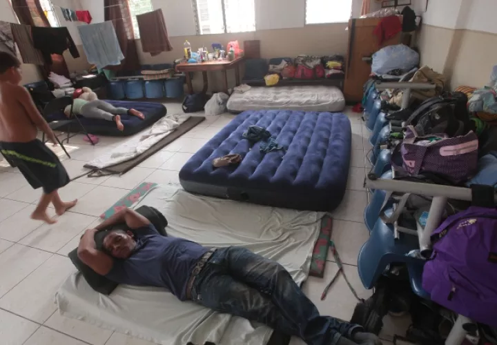 Los migrantes cubanos tienen que dormir en el piso. /Foto Archivo 