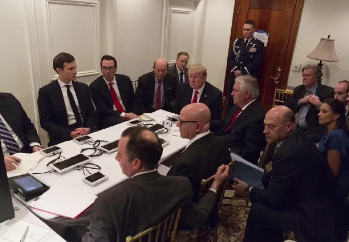 Donald Trump recibe un informe sobre el ataque militar de Siria de su equipo de Seguridad Nacional. /Foto AP