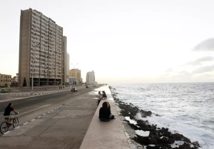 Varias personas conversan en el Malecón de La Habana  EFE