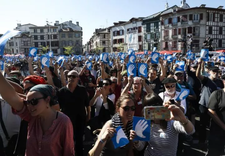 Concentración celebrada  en Bayona (Francia) a la que han asistido delegaciones oficiales de EH Bildu y Podemos. EFE
