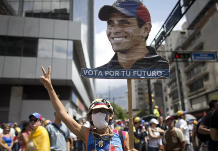 Protestan por la suspensión de Henrique Capriles, para correr a cualquier puesto popular. AP