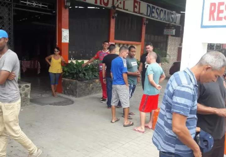 Los cubanos no tienen recursos económicos para mantenerse en el sector fronterizo de Paso Canoas.  José Vásquez 