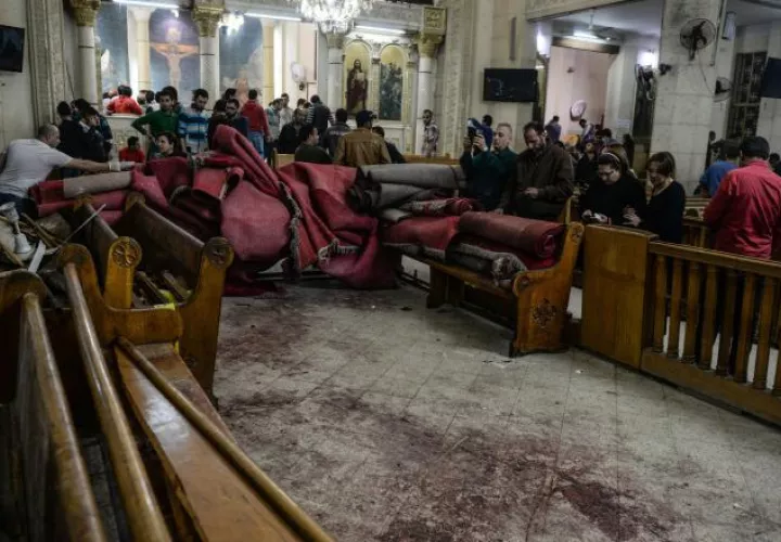 Un grupo de personas observa el área donde ocurrió el atentado dentro de una catedral cristiana. /Foto AP