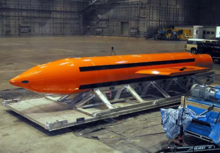 Bomba GBU-43 Massive Ordnace Air Blast (MOAB), utilizada ayer jueves contra el EI en Afganistán. /Foto EFE