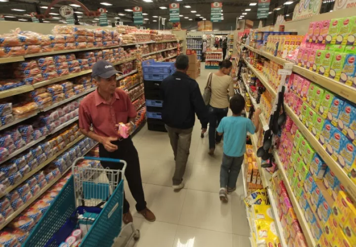 Los empresarios consideran que  se está "convirtiendo al país en una bodega" (por la importación). /Foto Archivo