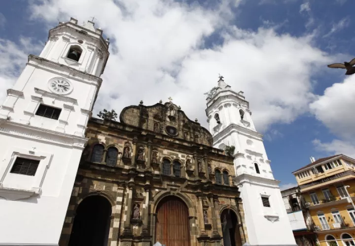 Un porcentaje de los visitantes busca poder conocer la historia que encierra varias iglesias coloniales en el país. ARchivo