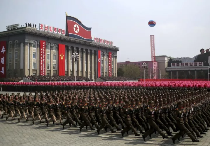 Un grupo de soldados marchan en el aniversario de Kim Il Sung. AP