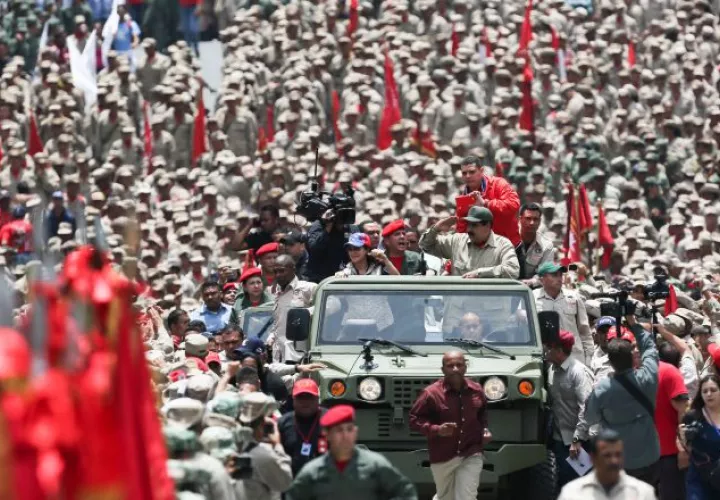 Nicolás Maduro y los militares. /Foto EFE