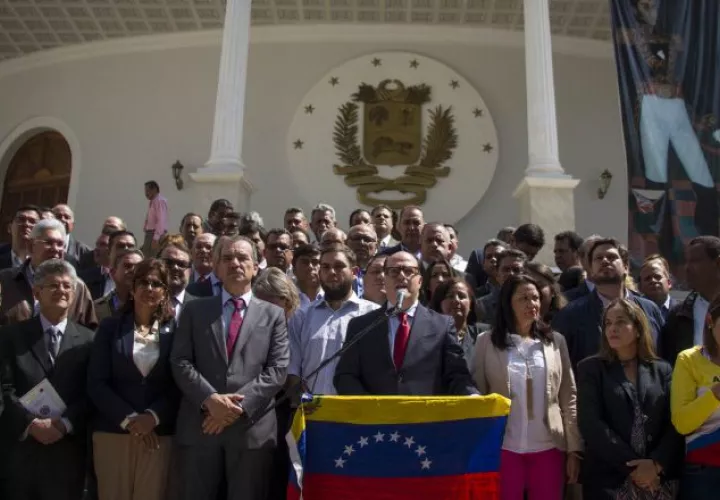Julio Borges presidente de la Asamblea Nacional, junto a los diputados opositores. /Foto EFE