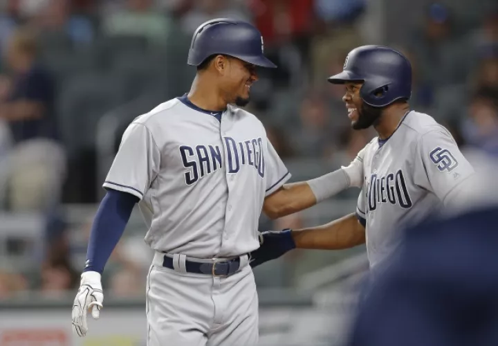Allen Córdoba (izq.) es felicitado por Manuel Margot (7). /Foto AP