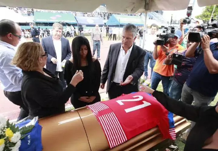 El futbolista colonense Amílcar Henríquez Espinoza fue despedido ayer con honores en Colón. /Foto Anayansi Gamez 