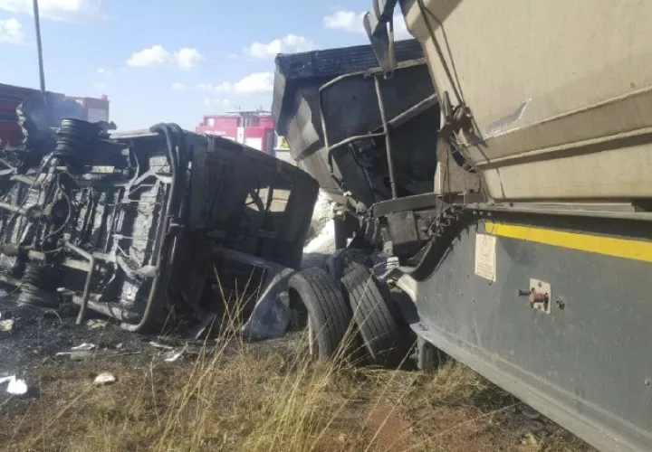Se observa uno de vehículos calcinados después del accidente de tráfico en Pretoria (Sudáfrica). EFE