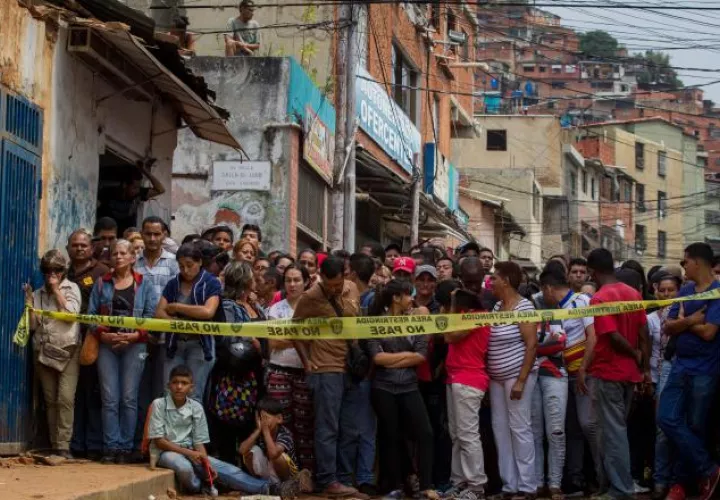 Además del aumento en la cifra  de muertos en Venezuela, una docena de comercios han sido saqueados. EFE