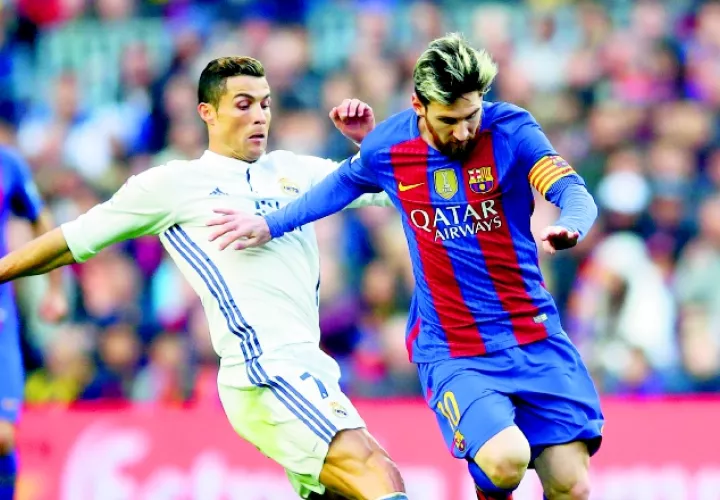 Messi (dcha.) y Cristiano Ronaldo, los dos mejores jugadores del mundo, vuelven a pulsear por la Liga española. /Foto AP