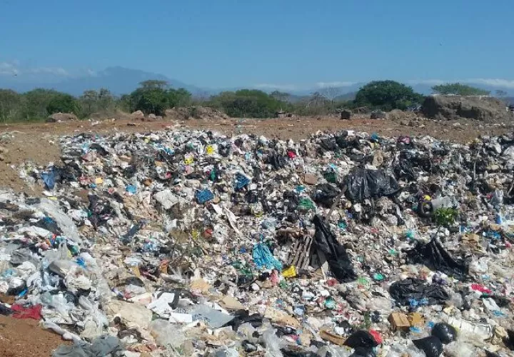 Lío con la basura. /Foto José Vásquez