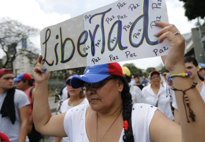 Ciudadanos venezolanos piden por la paz y la libertad en Venezuela. /Foto AP