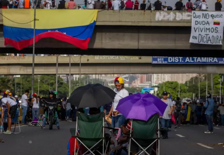 Un grupo de personas protesta pacíficamente en Caracas contra Nicolás Maduro. /Foto EFE