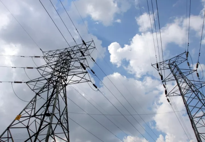 La transmisión de energía está restringida debido a la falta de una tercera línea de transmisión, que presenta atrasos en su ejecución. /Foto Archivo