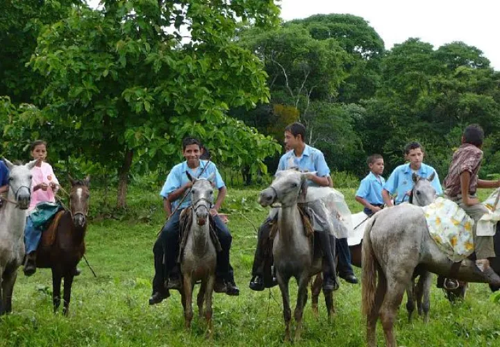En las comunidades santeñas de difícil acceso, hay estudiantes que viajan a caballo a la escuela. /Foto Zenaida Vásquez 