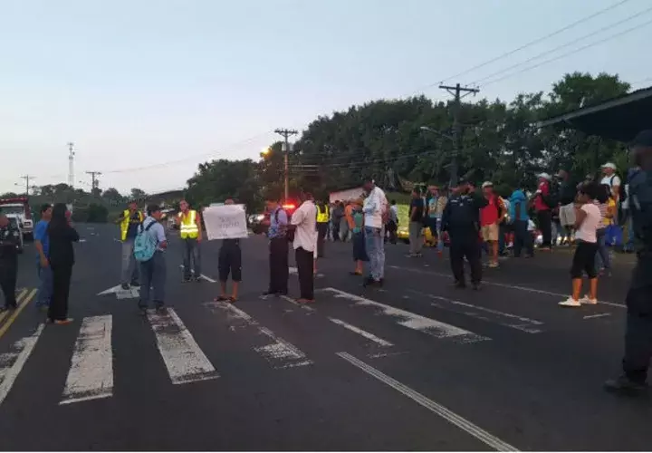 La medida fue vigilada por la policía. Foto: Delfia Cortez. 