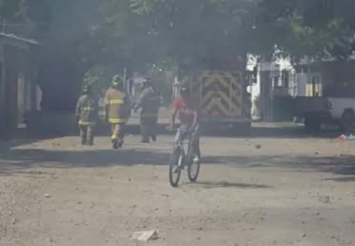 Bomberos en el área. Foto. Elena Valdez