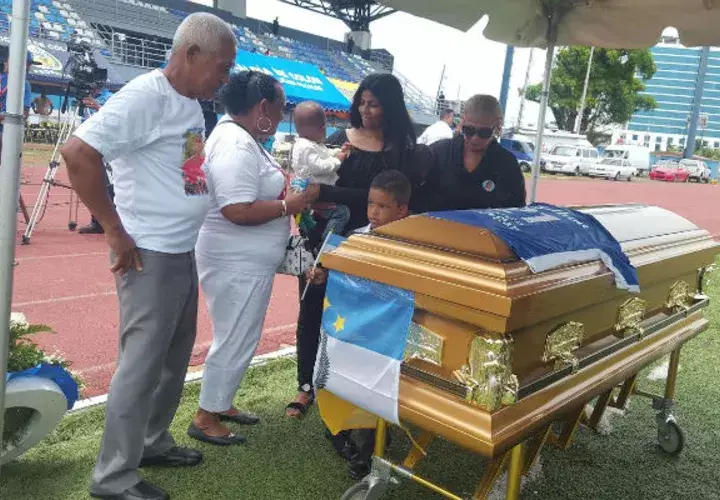 Familiares dan último adiós. Foto: Delfia Cortez 