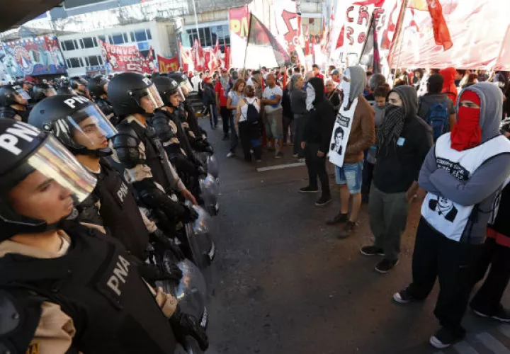 Miembros de la Policía Nacional Argentina intentan controlar una manifestación. FOTO/AP