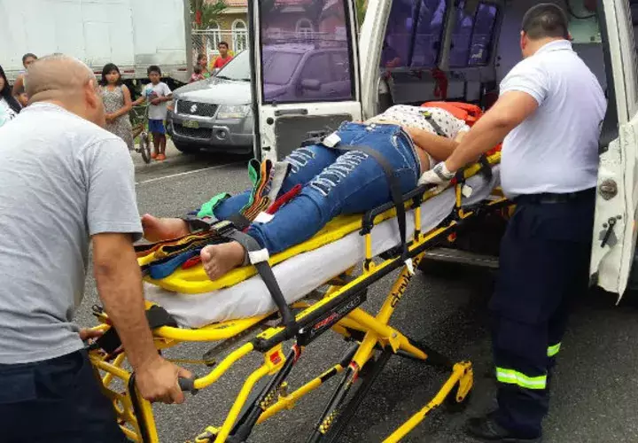 Llevada al hospital. Foto: Leonardo Machuca G.